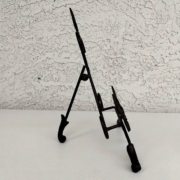 Vintage Cast Iron Fleur-de-Lis Display Easel Stand – Ornate Scroll Design – 11" - Picture 7 of 10